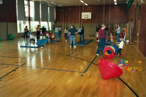Eltern-Kind-Gruppe 2003 Schule Lösenbach